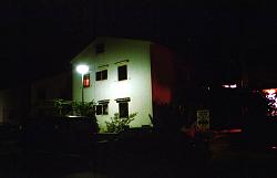 unser Quartier bei Nacht