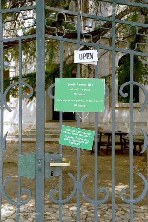 Eingangst�r des �kozentrums Beli