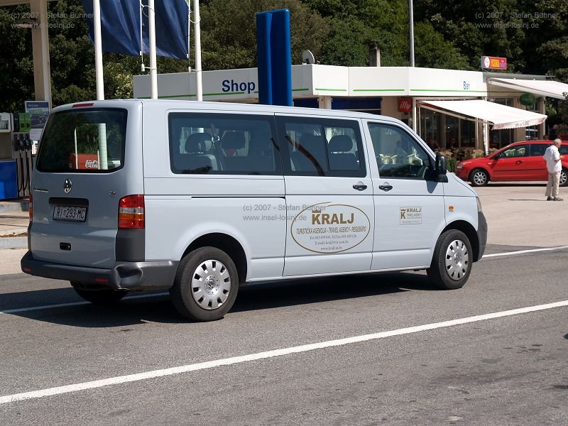 unser Transferbus vom Flughafen Mali Losinj zur F�hre nach Valbiska an der F�hranlegestelle in Valbiska