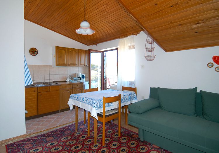 2 bis 3-Personenapp.**, (ca. 32 mq),bestehend aus DZ, Kche mit Couch & Balkon Nord, Meerblick, DU/WC auf dem Gang, 2. Stock.<br><br>Ausstattung: E-Herd mit 2 Kochplatten, Khlschrank, Kaffe- und Brotmaschine, E-Wasserkocher,  Pension Theimer Mali Losinj