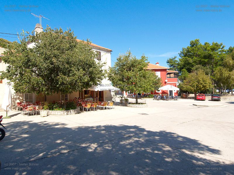 Straencaffes auf dem Markplatz von Nerezine