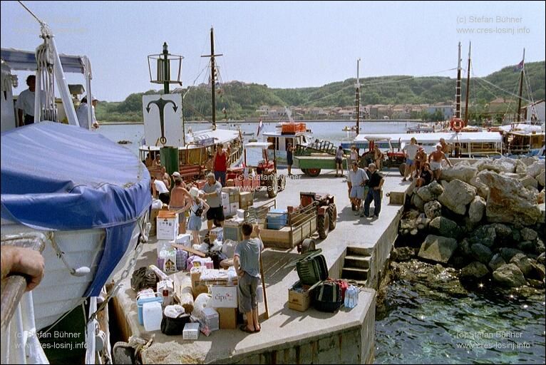 Ankunft der F�hre im Hafen von Susak